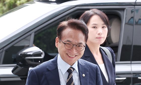 미소 띄며 내란특검 출석하는 박선원 의원