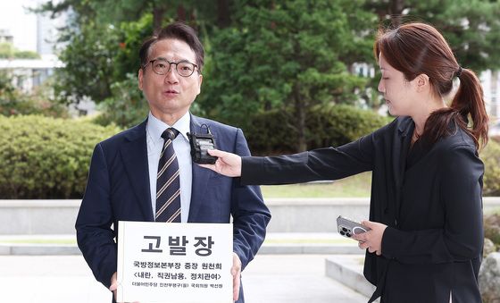 원천희 국방정보본부장 고발장 든 박선원 의원