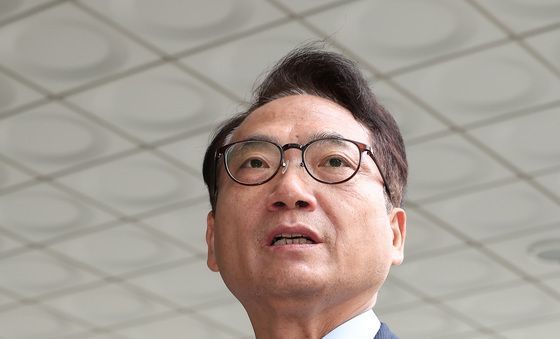 원천희 국방정보본부장 고발장 든 박선원 의원