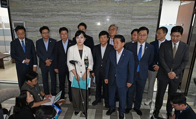 브리핑하는 3대특검 종합대응 특별위원회