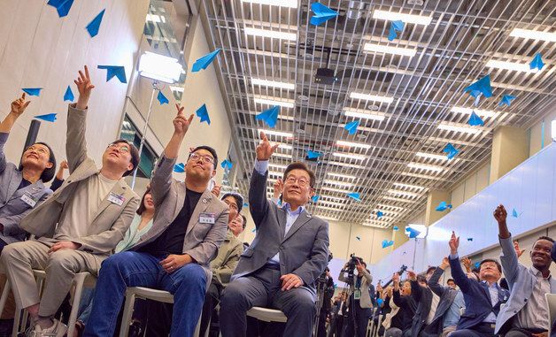 종이 비행기 날리는 이재명 대통령