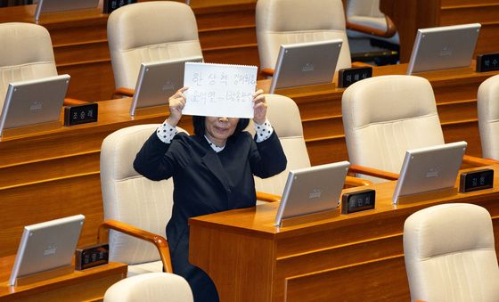 '윤석열 방송장악' 손팻말 든 최민희 과방위원장