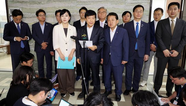 브리핑하는 3대특검 종합대응 특별위원회