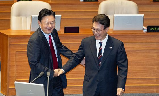 김성원 의원과 인사 나누는 김민석 총리