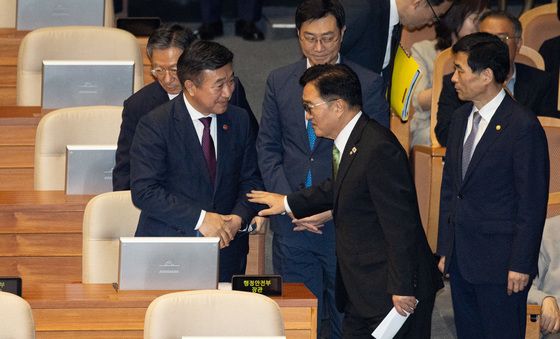 윤호중 행안부 장관과 대화 나누는 우원식 의장