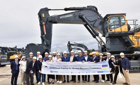우크라이나 정부관계자들 HD현대건설기계 방문