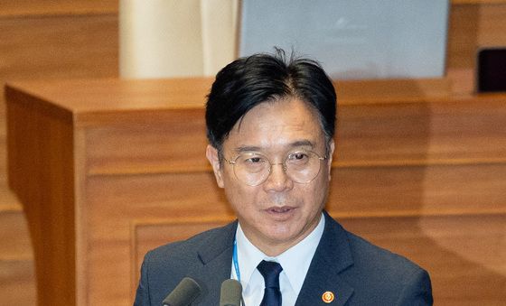 대정부질문 답변하는 김영훈 장관