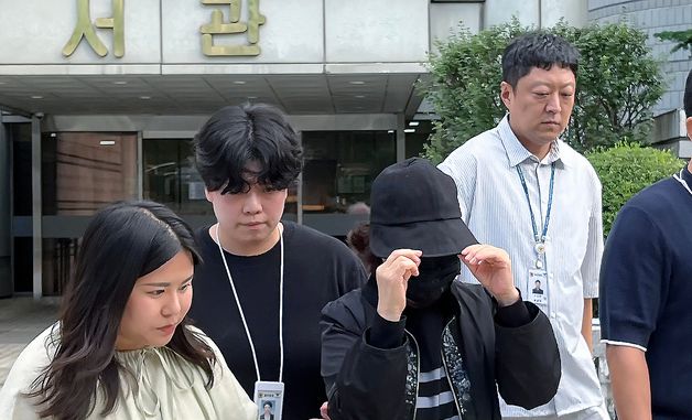 영장실질심사 마치고 법정 나서는 리박스쿨 대표