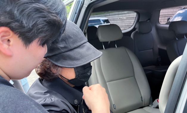 영잘실질심사 종료 후 차량 타는 리박스쿨 대표