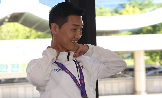 세계선수권 은메달, 우상혁의 환한 귀국길