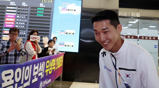 팬들과 만난 은빛 사나이, 우상혁