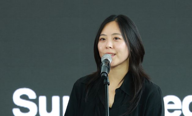 샤론 최, 오늘은 작가