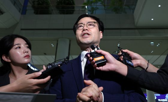 두 손 모은 여한구 통상교섭본부장