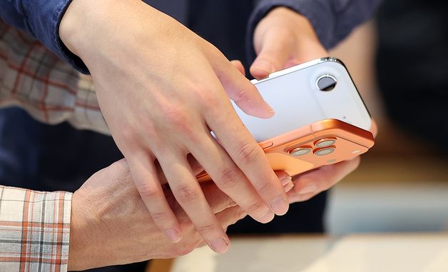 얇은 두께가 눈에 띄는 아이폰 에어