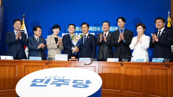 평당원 최고위원 선출된 박지원 최고위원 축하하는 민주 지도부