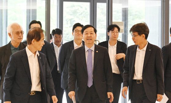 구윤철 부총리, 카이스트 AI 팩토리 랩 방문