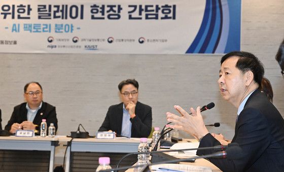 AI 대전환을 위한 릴레이 간담회서 발언하는 구윤철 부총리