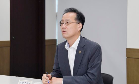 제58차 물가관계차관회의 주재하는 이형일 차관