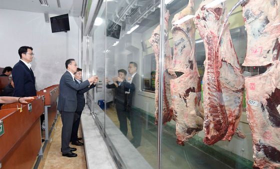 축산물 공판장 경매장 시찰하는 이형일 차관