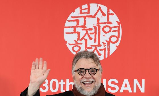 밝은 미소 짓는 기예르모 델토로 감독