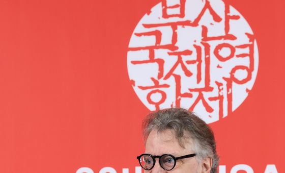 한국 괴물 백과 든 기예르모 델토로 감독