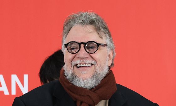 한국 괴물 백가 든 기예르모 델토로 감독