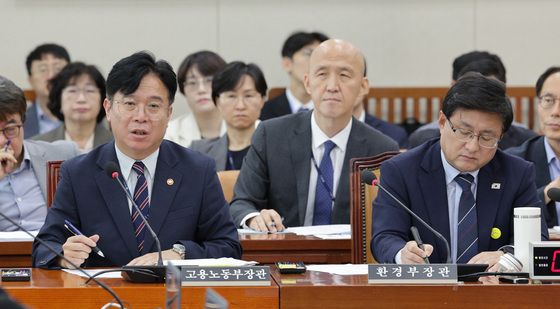 환노위 답변하는 김영훈 장관