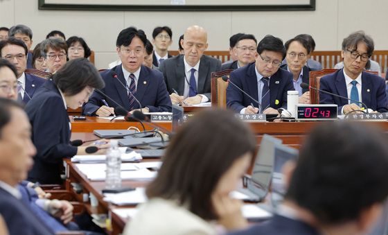 의원 질의 답변하는 김영훈 장관