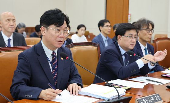 답변하는 김영훈 장관