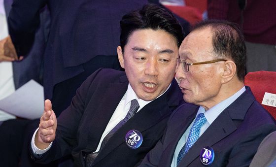 이해찬 상임고문과 대화하는 강훈식 대통령 비서실장