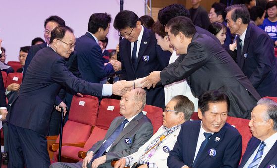 김병기 원내대표와 인사하는 이해찬 민주당 상임고문