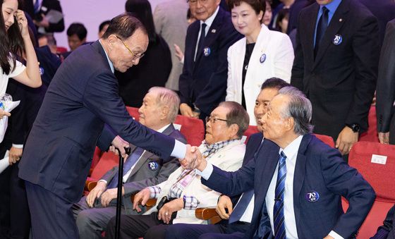 인사 나누는 이해찬·권노갑