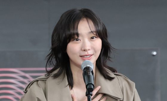 '대홍수' 무대 인사하는 배우 김다미