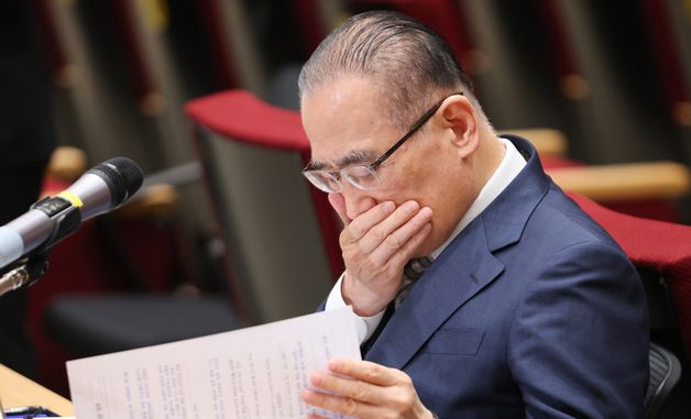 자료 보는 위성락 안보실장