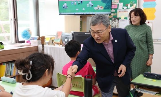 학생들과 인사하는 정근식 교육감