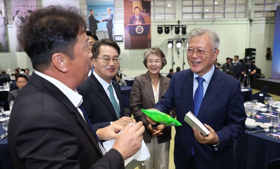 인사 나누는 문재인 전 대통령