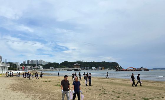 영일대 환경정화에 나선 현대블루핸즈