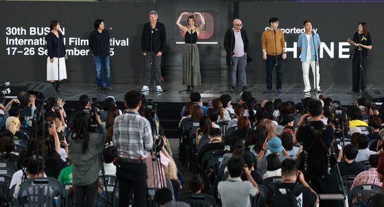 부산에 뜬 밀라 요보비치