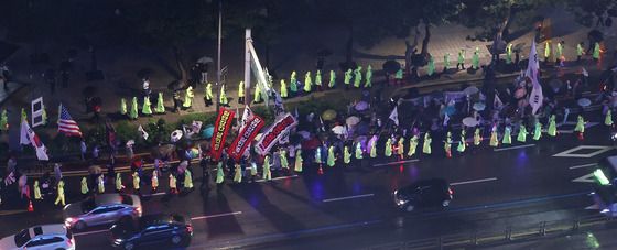 보수단체, 명동 집회 제한에 인근 도심 '반중 행진'