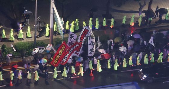 보수단체, 반중 구호 속 행진