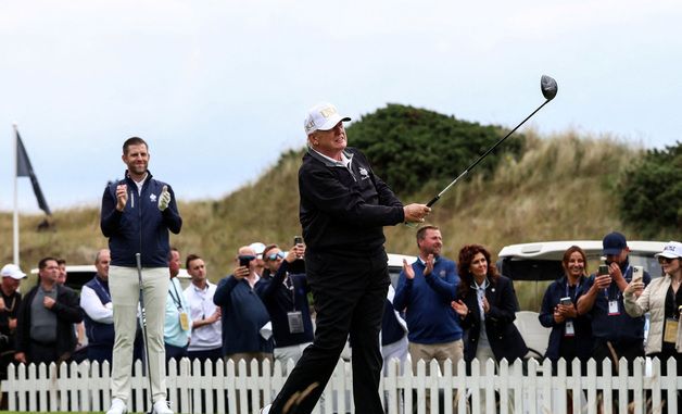 [포토]스코틀랜드 애버딘 소유 골프장에서 티샷하는 트럼프