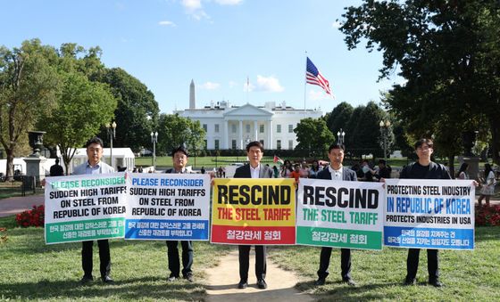 美철강관세 철회 1인 집회에 나선 이강덕 시장