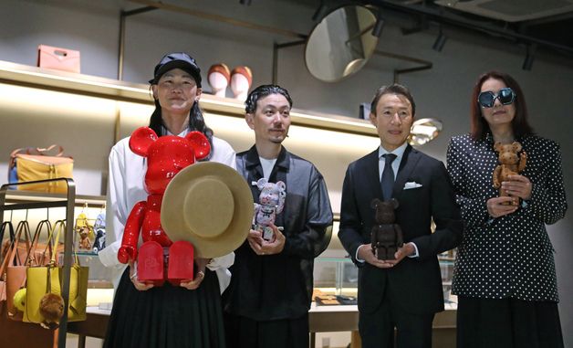 '베어브릭 인 MCM 원더월드' 작품 든 작가들