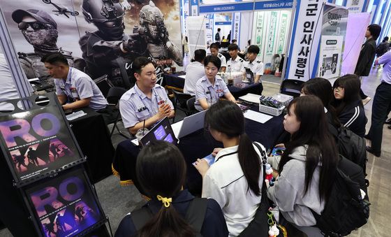 '군 간부에도 관심'