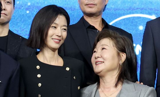 전지현·김해숙, '도둑들' 사기꾼에서 '북극성' 유앤대사·대통령으로
