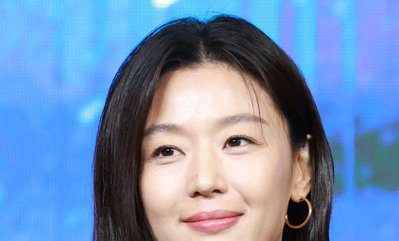 포즈 취하는 전지현