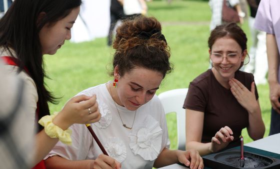 서예 체험하는 외국인 학생들