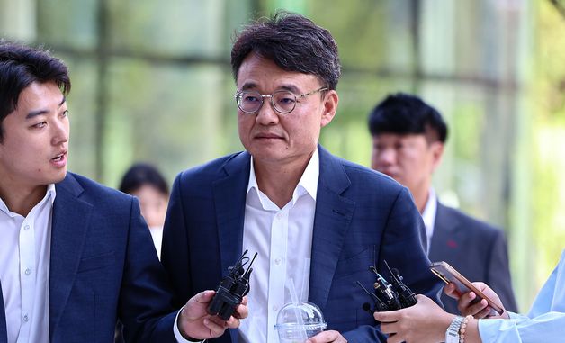 특검 조사 출석하는 박성근 전 비서실장