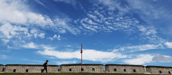 파란 하늘에 피어난 성곽의 가을 노래