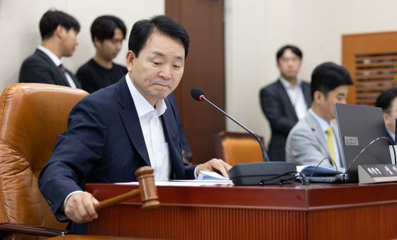 의사봉 두드리는 성일종 국회 국방위원장